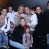 Xuxa recebeu o carinho de ex-paquitas com seus respectivos filhos