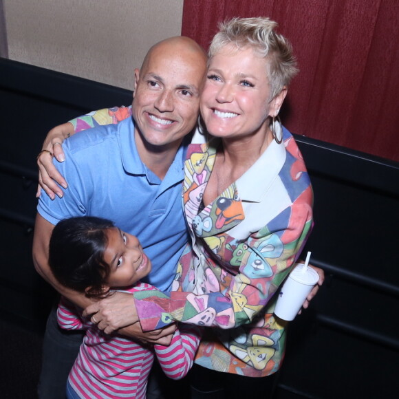 Xuxa posou com Fly e sua família