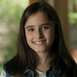 Diana (Alinne Moraes) afirma que Chiara (Lara Cariello) gostou da ideia de morar fora com ela, na novela 'Rock Story'