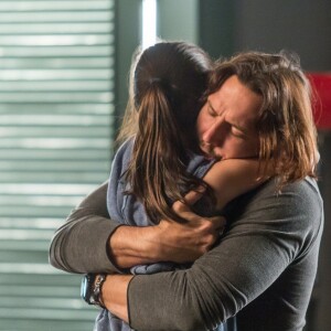 Gui (Vladimir Brichta) diz que vai morrer de saudade de Chiara (Lara Cariello), na novela 'Rock Story'