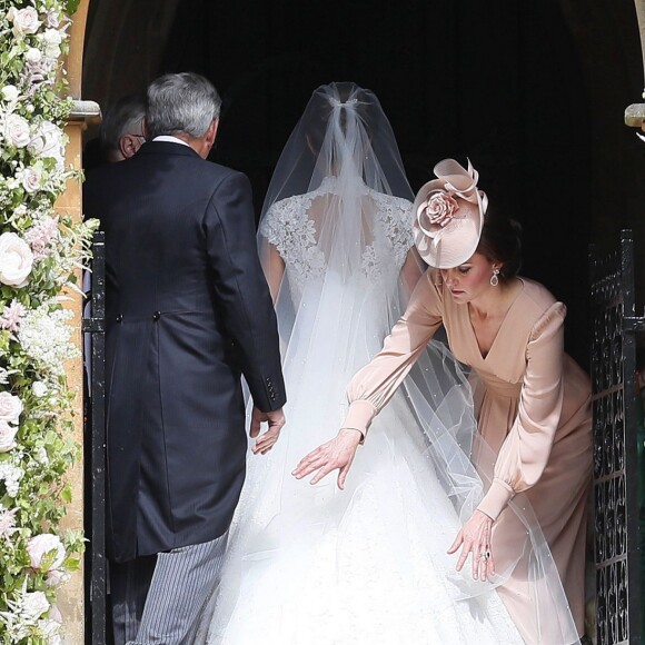 Kate ajudou a arrumar o vestido de noiva de Pippa Middleton