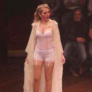 Karin Roepke exibiu boa forma ao encenar a peça de lingerie