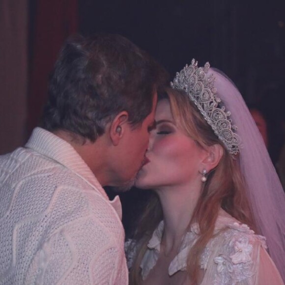 Edson Celulari e Karin Roepke trocaram beijos no fim da peça