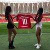 Emilly Araújo e Mayla foram presenteadas pelo Internacional com uma camisa 10 do time com os dizeres 'Marisa Eterna'