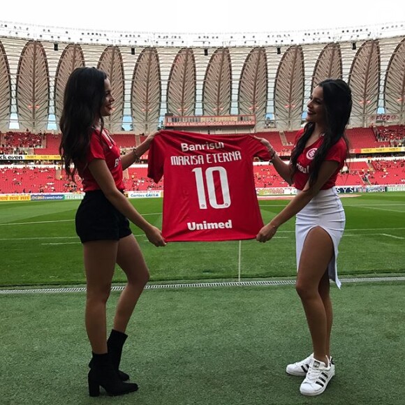Emilly Araújo e Mayla foram presenteadas pelo Internacional com uma camisa 10 do time com os dizeres 'Marisa Eterna'