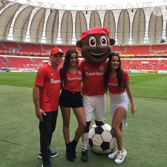 Mayla e Emilly Araújo, junto ao pai, Volnei, receberam a homenagem do Internacional no campo do Estádio Beira-Rio, em Porto Alegre, Rio Grande do Sul, neste sábado, 20 de maio de 2017