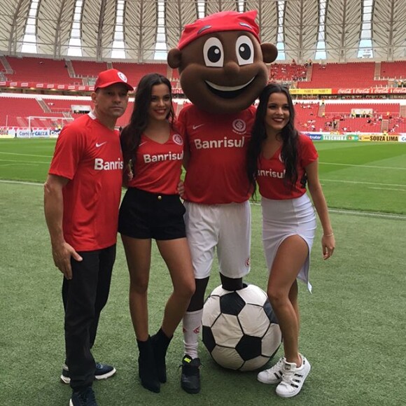 Mayla e Emilly Araújo, junto ao pai, Volnei, receberam a homenagem do Internacional no campo do Estádio Beira-Rio, em Porto Alegre, Rio Grande do Sul, neste sábado, 20 de maio de 2017