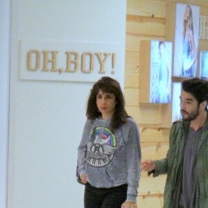 Maria Ribeiro e Caio Blat passearam juntos por um shopping da zona sul do Rio