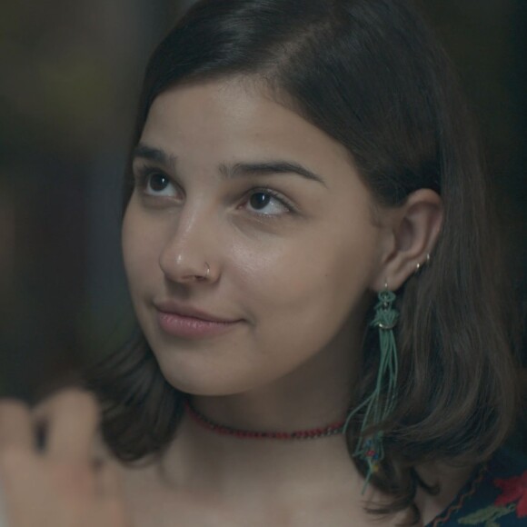 Keyla (Gabriela Medvedovski) é perseguida pelo falso Deco por dias e pede ajuda de Tato (Matheus Abreu) para se livrar do farsante em 'Malhação - Viva a Diferença'