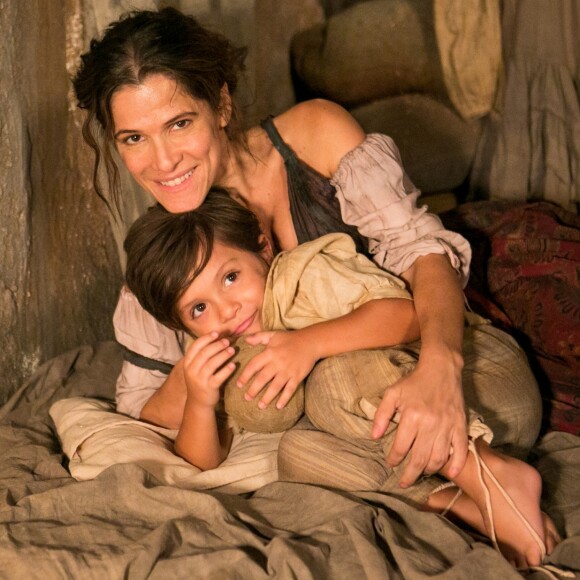 Ingrid Guimarães diz que vontade de engravidar novamente aumentou após início da novela 'Novo Mundo': 'O contato com o Quinzinho (Théo Lopes) me fez querer ser mãe de um menino'