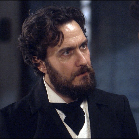 Thomas (Gabriel Braga Nunes) é flagrado por Joaquim (Chay Suede) conversando com Jacinto (Babu Santana), na novela 'Novo Mundo'