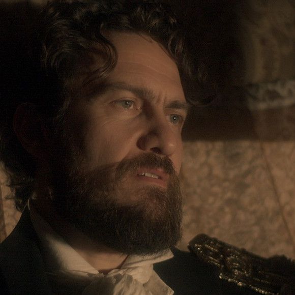 Thomas (Gabriel Braga Nunes) registrou Vitória sabendo que não é sua filha para usá-la como meio de manter Anna (Isabelle Drummond) 'presa' a ele, na novela 'Novo Mundo'