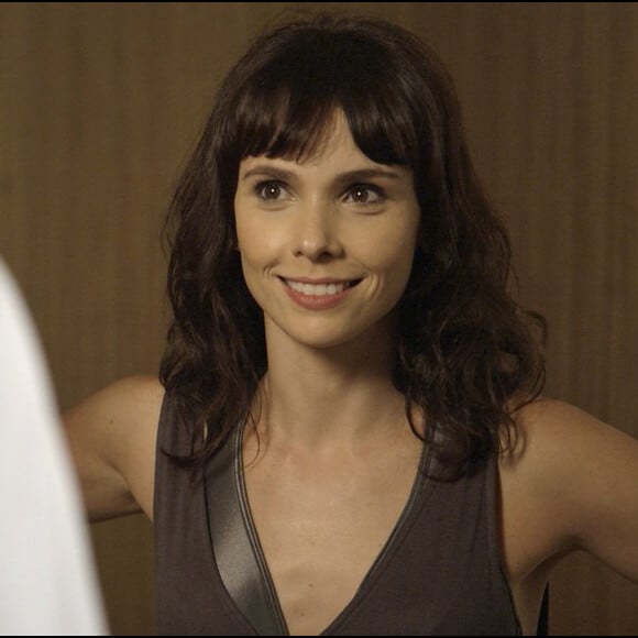 Irene (Débora Falabella) persiste assediando Eugênio (Dan Stulbach), apesar de ele a dispensar, até conseguir ir para a cama com ele, na novela 'A Força do Querer'