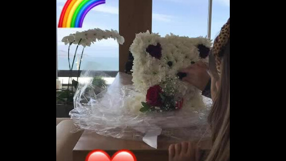Grazi Massafera comemorou os cinco anos da filha, Sofia, com um buquê de flores, nesta terça-feira, 23 de maio de 2017