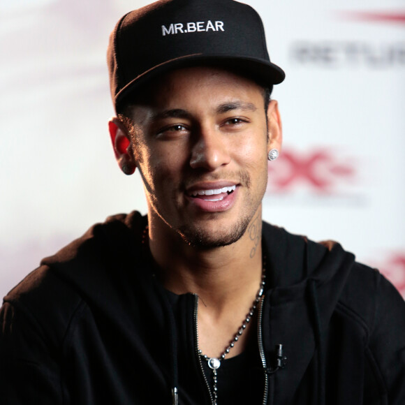 Neymar e modelo Kariny Dias já haviam trocado mensagem, indica fonte do Purepeople nesta terça-feira, dia 23 de maio de 2017