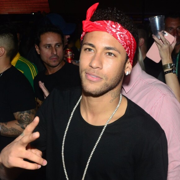 Uma pessoa próxima à Kariny contou que ela e Neymar já haviam conversado por inbox