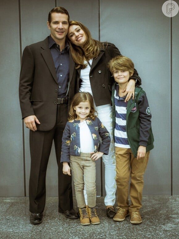 Alice (Sophie Charlotte) volta para o Brasil com o marido Vitor (Daniel de Oliveira) e os filhos na supersérie 'Os Dias Eram Assim'