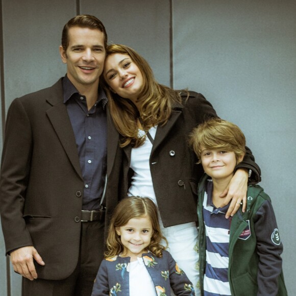 Alice (Sophie Charlotte) volta para o Brasil com o marido Vitor (Daniel de Oliveira) e os filhos na supersérie 'Os Dias Eram Assim'