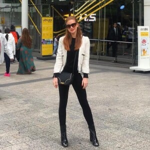 Marina Ruy Barbosa roubou a cena com blusa, calça preta e um casaco branco