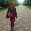 Marina Ruy Barbosa esbanjou estilo em um look composto por calça vermelha e blusa cinza