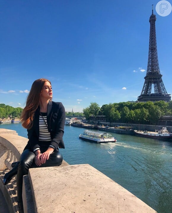 Marina Ruy Barbosa visitou a Torre Eiffel, em Paris, com look preto cheio de estilo