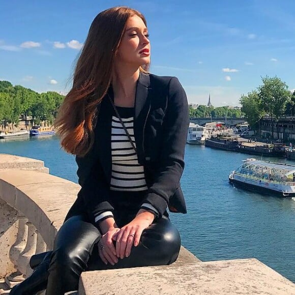 Marina Ruy Barbosa visitou a Torre Eiffel, em Paris, com look preto cheio de estilo