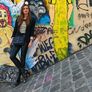 Marina Ruy Barbosa apostou em uma calça de couro, bota e blazer preto para passear no bairro boêmio Montmartre