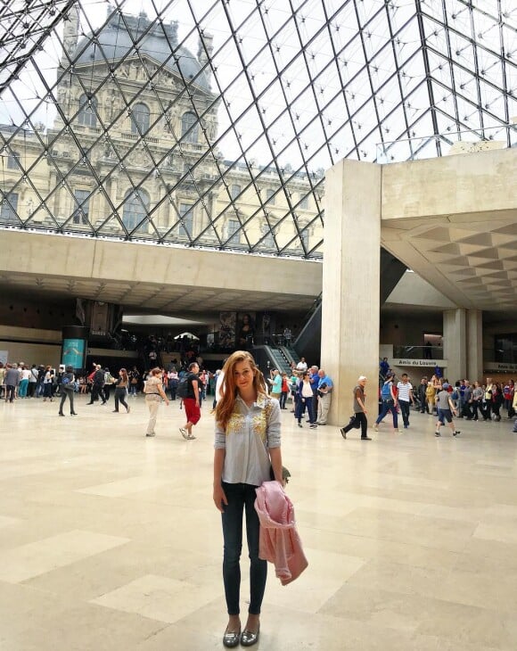 Marina Ruy Barbosa não abriu mão do básico e investiu em um look despojado para conhecer o Museu de Louvre
