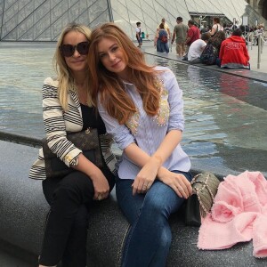 Usando um look confortável, Marina Ruy Barbosa posou com a mãe, Gioconda, em Paris