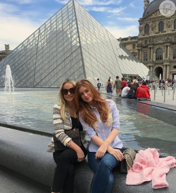 Usando um look confortável, Marina Ruy Barbosa posou com a mãe, Gioconda, em Paris