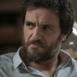 Rubinho (Emílio Dantas) a princípio se recusa a defender Caio (Rodrigo Lombardi), mas acaba atendendo o pedido de Bibi (Juliana Paes), na novela 'A Força do Querer''