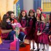 As meninas do colégio 'Doce Horizonte' se despedem do professor Tom (Gabriel Muglia) na novela 'Carinha de Anjo'