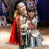 Dulce Maria (Lorena Queiroz), vestida de príncipe, e Adriana (Marianna Santos), como a princesa Cinderela, dançam juntas, na novela 'Carinha de Anjo'novela 'Carinha de Anjo'