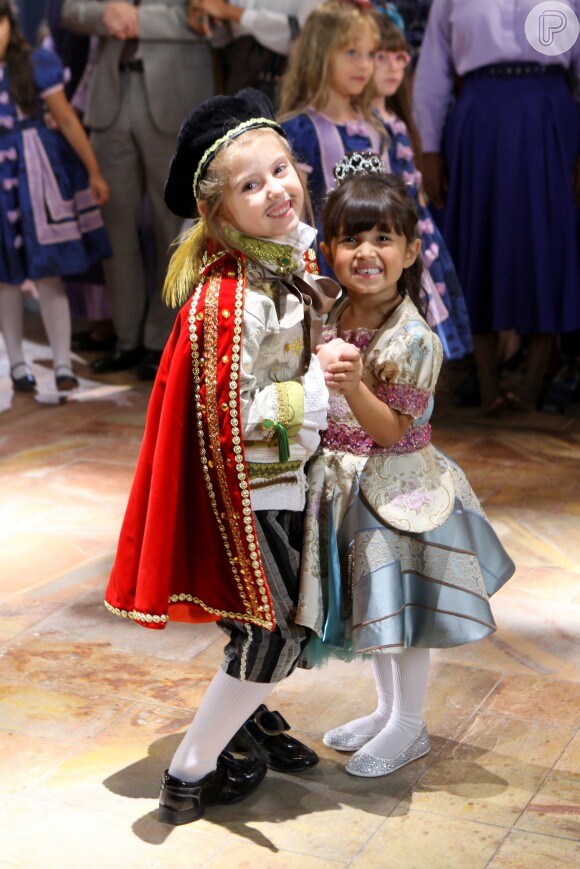 Dulce Maria (Lorena Queiroz), vestida de príncipe, e Adriana (Marianna Santos), como a princesa Cinderela, dançam juntas, na novela 'Carinha de Anjo'novela 'Carinha de Anjo'