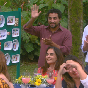 Atuando como eles mesmos, os pais das crianças da novela 'Carinha de Anjo' puderam ver de perto as apresentações das filhas na história infantil