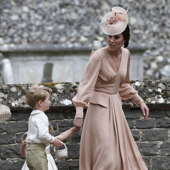 Por ser mais velho, George foi repreendido pela mãe depois de pisar no vestido da tia