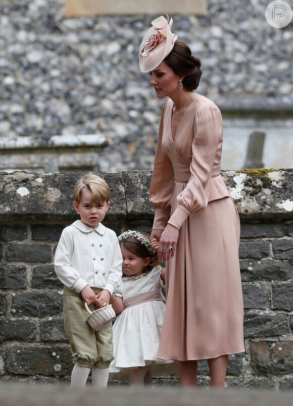 Kate Middleton reclamou com George após ele ter pisado em vestido da noiva, como indicou o Daily Mail