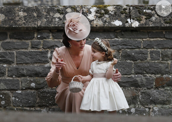 Príncipe George viu a irmã, Charlotte, pisando no vestido da noiva, e quis fazer igual