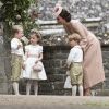 Kate Middleton conversa com os pajens do casamento da irmã, Peppa