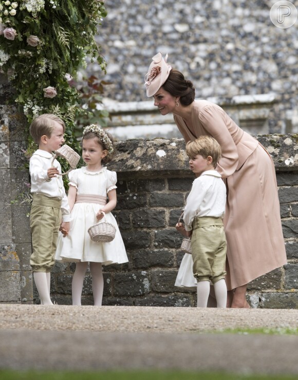 Kate Middleton conversa com os pajens do casamento da irmã, Peppa