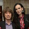Mick Jagger aparece ao lado da namorada L'Wren Scott e as atrizes Christina Hendricks e Jessica Pare