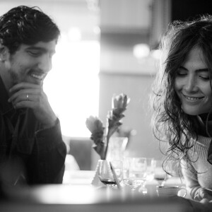 Renato Góes e Maria Casadevall foram fotografados em clima de intimidade em festa