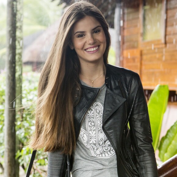 Camila Queiroz disse que ficou doente aos 5 anos após não ganhar boneca do pai