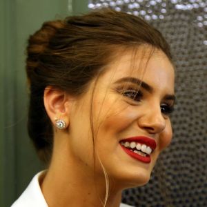 Camila Queiroz contou que adoeceu aos 5 anos após não ganhar boneca do pai, Sérgio