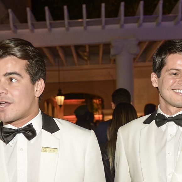 Thiago Martins fez laboratório para viver o garçom Júlio na novela 'Pega Pega': 'Quebrei muitos copos em casa e na preparação'