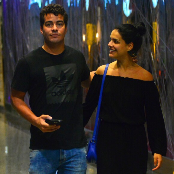 Thiago Martins afirma que Paloma Bernardi, sua namorada, entende a falta de tempo por conta das gravações da novela 'Pega Pega': 'Ela sabe que faz parte do ofício'