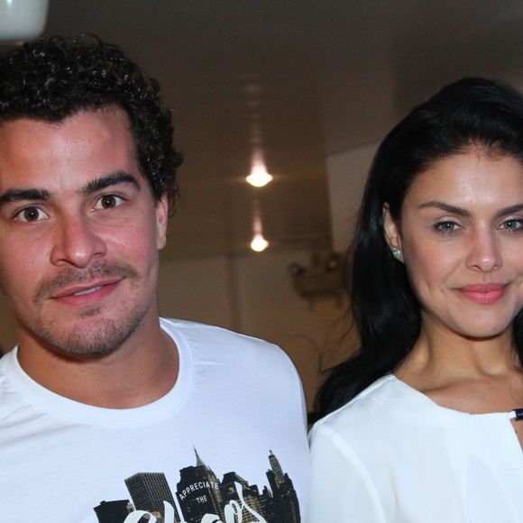 'A gente faz de tudo para estar junto, mas ela entende que o trabalho está árduo', diz Thiago Martins sobre seu relacionamento com Paloma Bernardi durante as gravações da novela 'Pega Pega'
