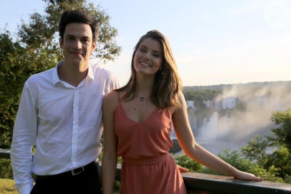 Luiza (Camila Queiroz) e Eric (Mateus Solano) se conhecem em Foz do Iguaçu, na novela 'Pega Pega'