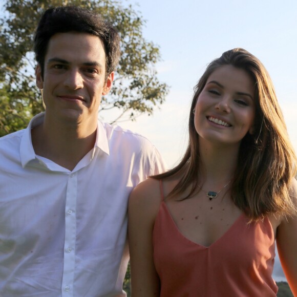 Luiza (Camila Queiroz) e Eric (Mateus Solano) se conhecem em Foz do Iguaçu, na novela 'Pega Pega'