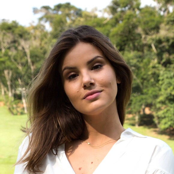 Luiza (Camila Queiroz) sonha em assumir a administração do Carioca Palace e quando se apaixona por Eric (Mateus Solano) não sabe que ele está comprando o hotel, na novela 'Pega Pega'